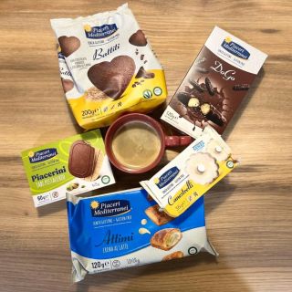 Říká se, že káva je nejlepší přítel člověka… my si ale myslíme, že nejlepší je až s něčím malým a sladkým vedle. 😍...